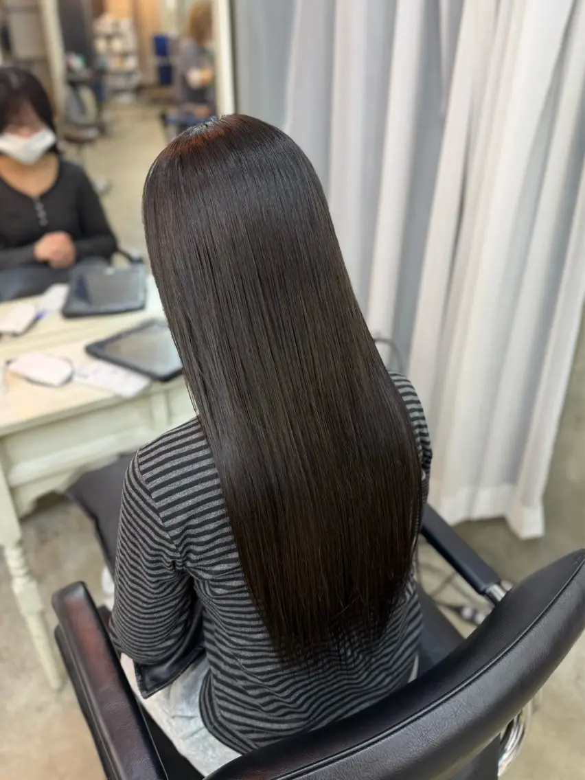 ロング カラー アッシュ 透明感カラー グレージュ オリーブグレージュ オリーブグレー ヘアカラー トリートメント 三條 朋香のヘアスタイル