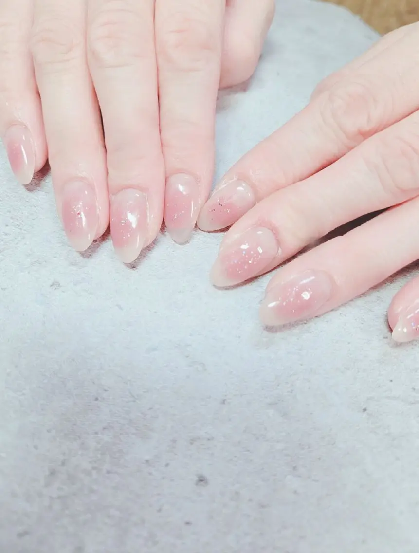 ネイル チークネイル ラメ(グリッター) 赤色 春ネイル ワンホンネイル ハンドネイル flure de neige yukiのネイルデザイン