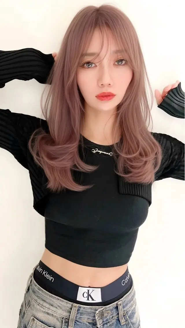 ロング カラー ヘアカラー レイヤー/顔周り ブリーチカラーのヘアスタイル