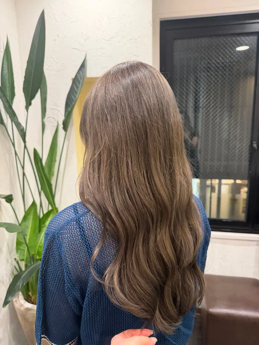 ロング ヘアカラー 張替 凜のヘアスタイル