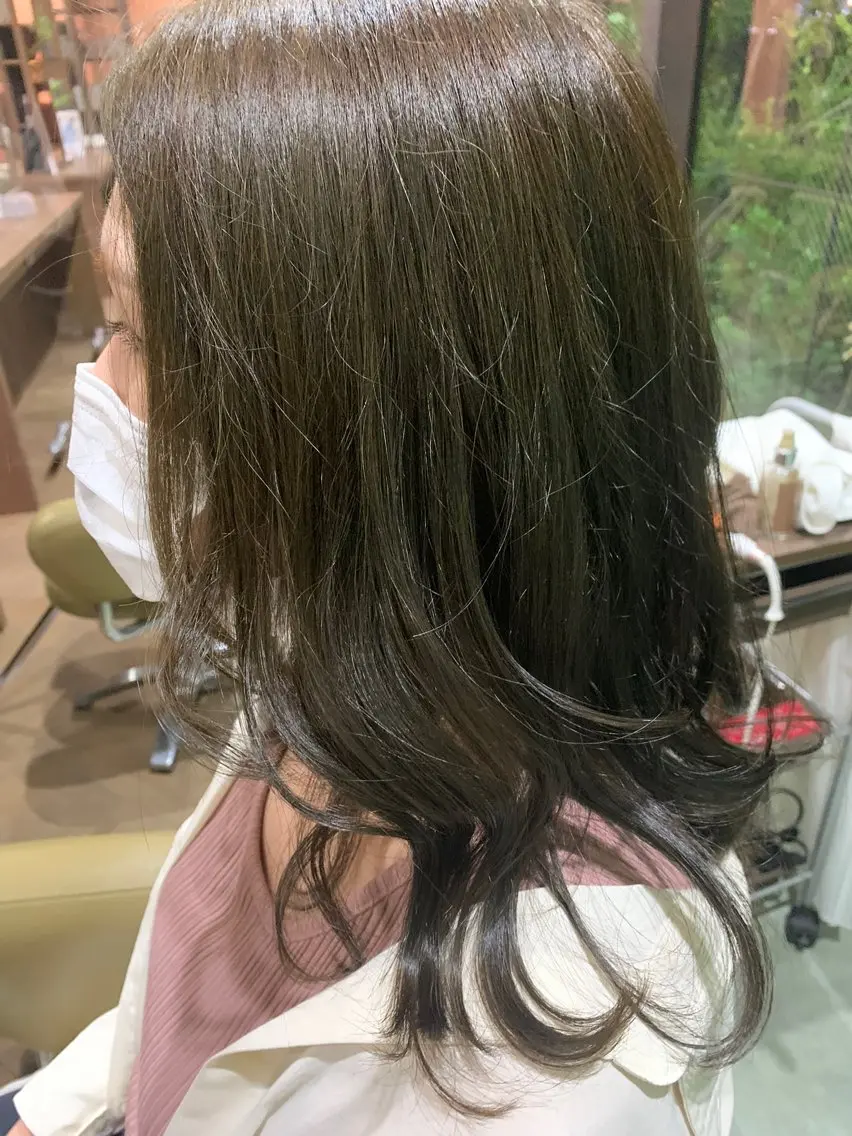 カラー ベージュカラー オリーブベージュ 礒谷 夏帆のヘアスタイル