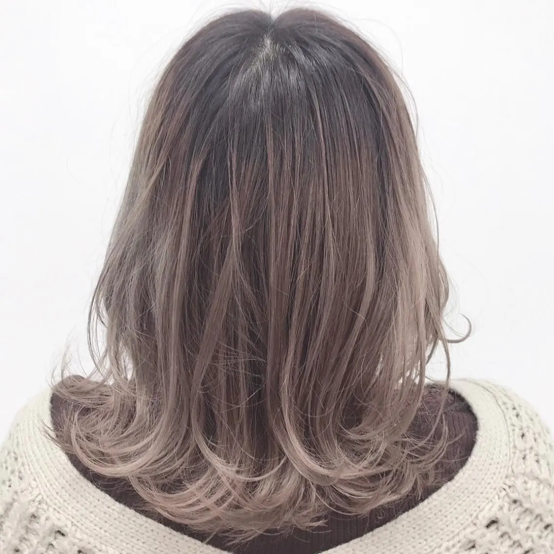 ミディアム カラー 透明感ハイトーン🦄 キラ🌈のヘアスタイル