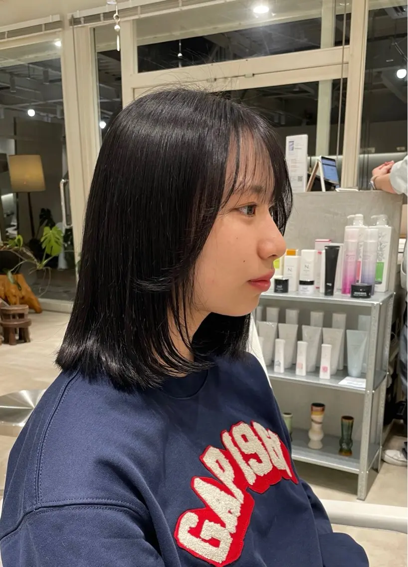ミディアム カラー ダークグレー 安西 香利奈のヘアスタイル