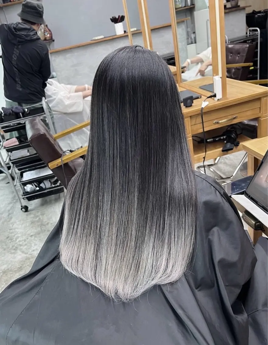 セミロング カラー バレイヤージュ シルバー ホワイトシルバー レイヤーカット ヘアカラー トリートメント 指名数No.1 /NAOYAのヘアスタイル