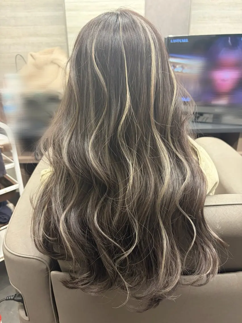 カラー 井圡 愛梨のヘアスタイル
