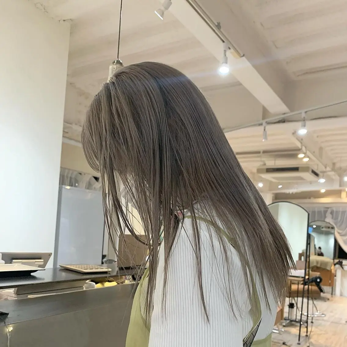 セミロング カラー 本間 結衣のヘアスタイル