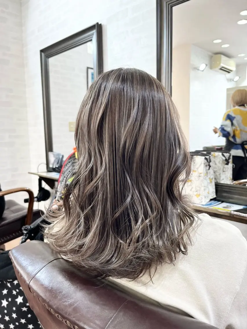 ミディアム ハイライト 大澤 唯のヘアスタイル