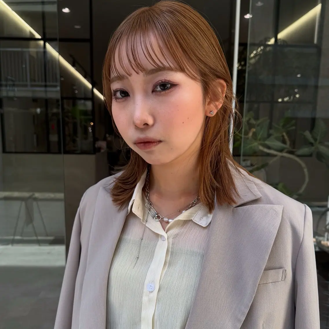 ミディアム カラー ベージュカラー カット ヘアカラー トリートメント ハイトーン/ベージュ /レイヤー :遥香のヘアスタイル