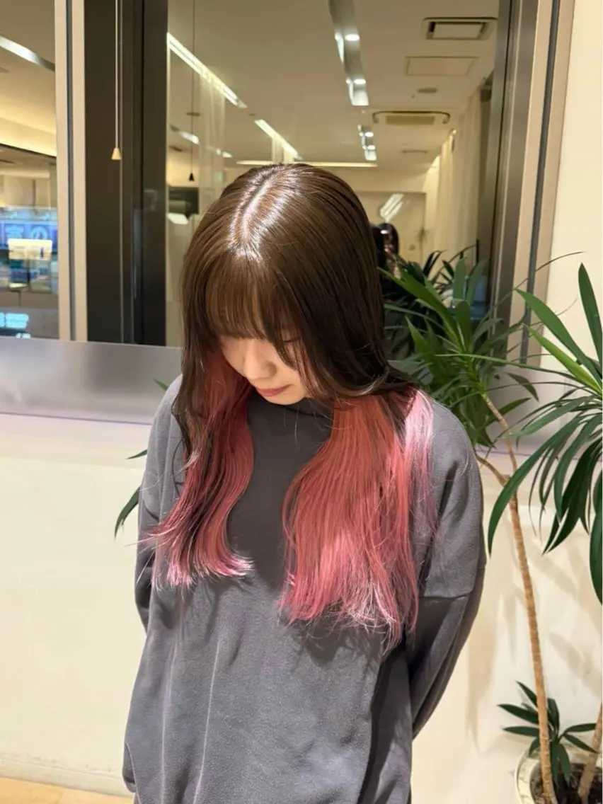 カラー ベージュカラー インナーカラー ピンクカラー 安江 萌のヘアスタイル