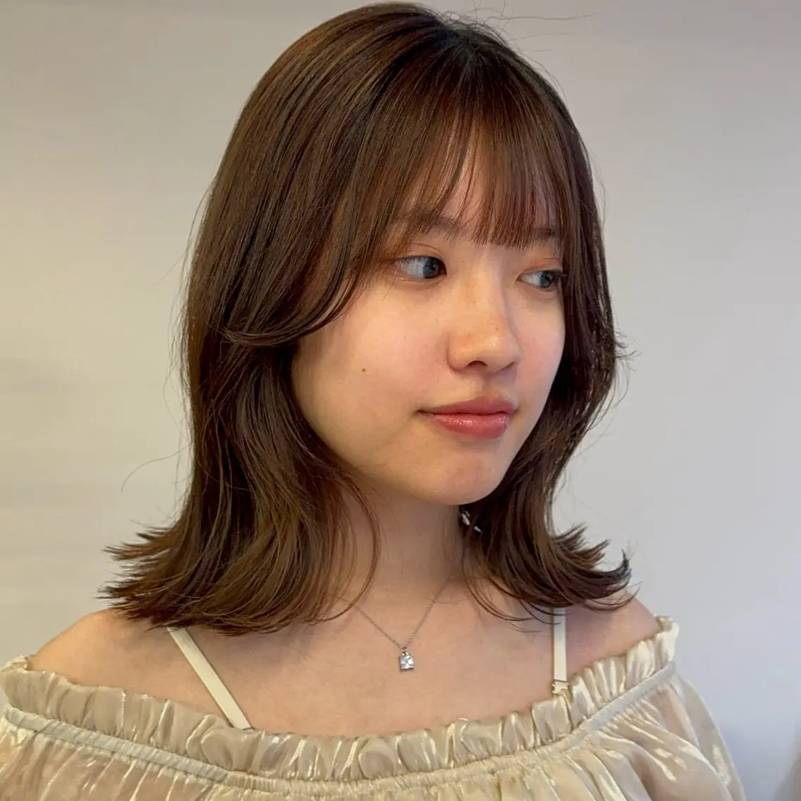 ミディアム 顔周りカット レイヤーカット 小顔カット カット まほ/レイヤーカット 🍒🤍透明感カラーのヘアスタイル