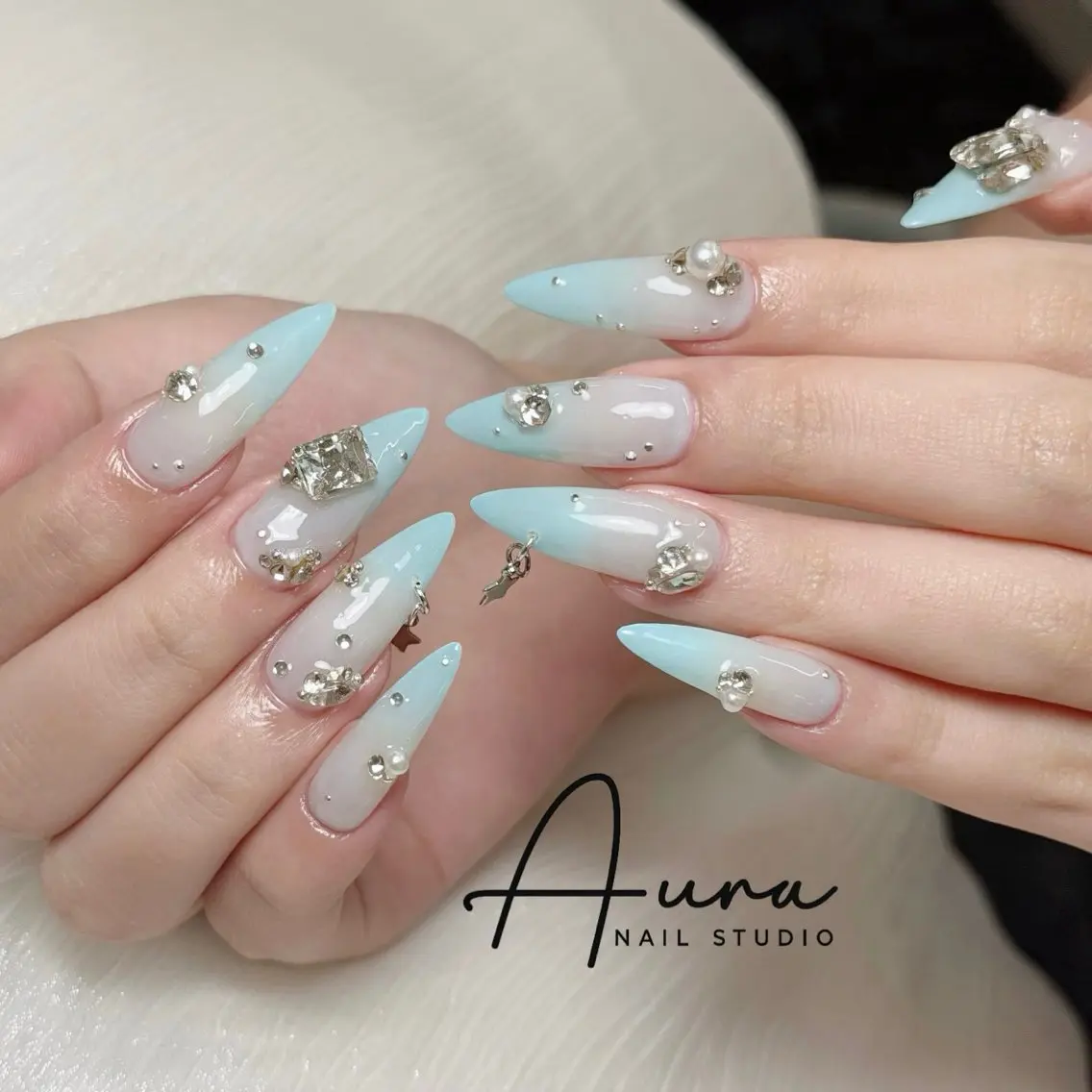 ネイル ブルー グラデーション 氷ネイル・うるうるネイル キラキラネイル 韓国ネイル ハンドネイル Aura Nail HanNaのネイルデザイン