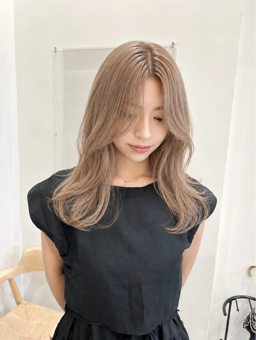 ロング カラー ベージュカラー ハイトーンカラー ミルクティーベージュ カット ヘアカラー トリートメント KAZU/レイヤー レイヤー/ハイトーンのヘアスタイル