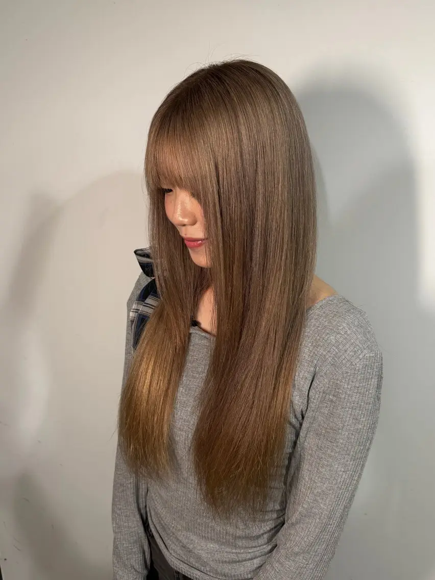 ロング カラー グレージュ ミルクティーグレージュ ヘアカラー ゆうと/ブリーチモデ ル/ストレートモデルのヘアスタイル