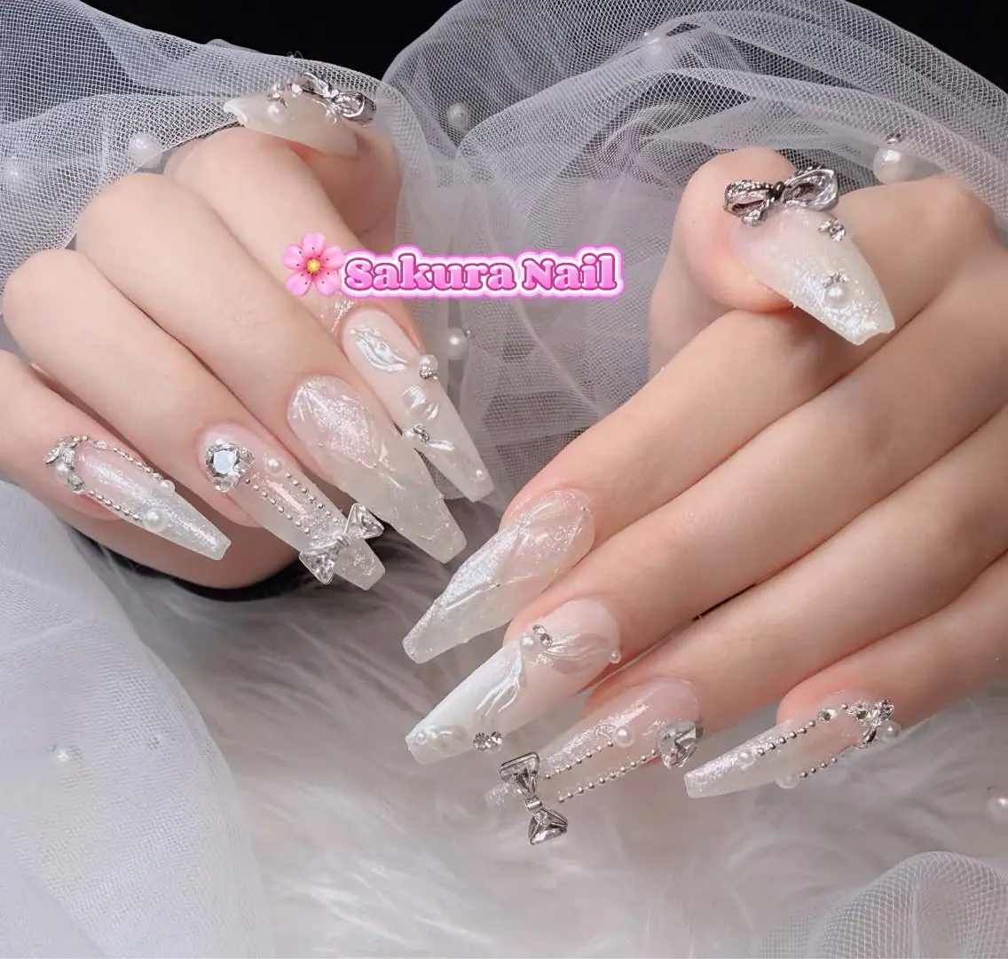 ネイル アートネイル オーロラネイル ボルドー チークネイル フレンチネイル ハンドネイル Sakura Nail Salonのネイルデザイン