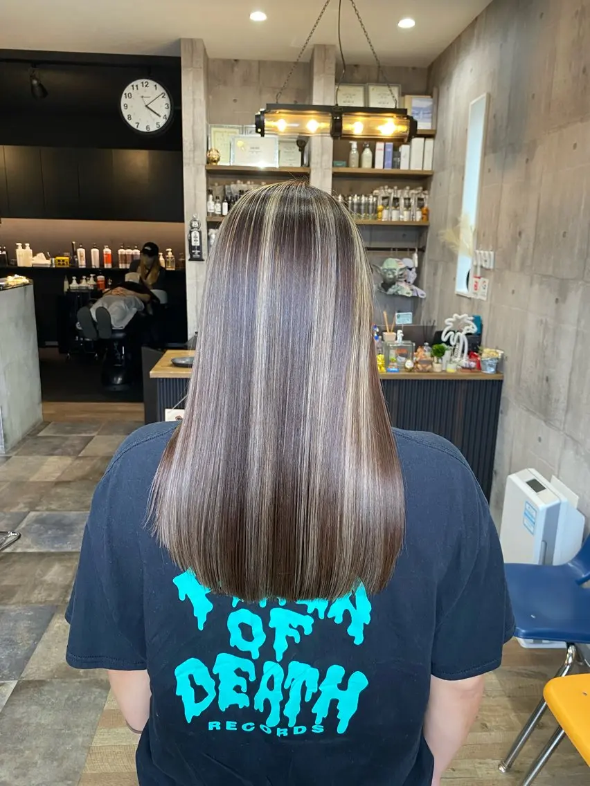 セミロング ハイライト ヘアカラー わたぬき りるのヘアスタイル