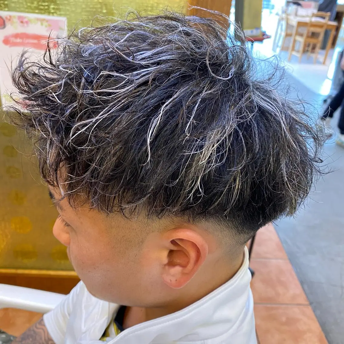 カラー パーマ メンズ メンズハイライト メンズパーマ メンズツイストパーマ ハイライトカラー ツイストパーマ ヘアカラー トリートメント メンズ/韓国レイヤー /透明感カラー那須野のヘアスタイル
