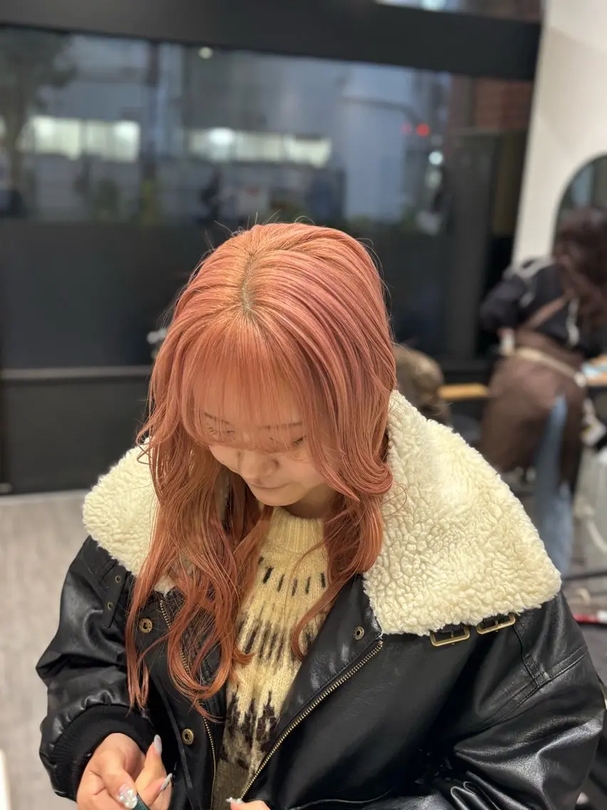 セミロング カラー ブリーチ ピンクカラー cocotte宜喜 弘希のヘアスタイル