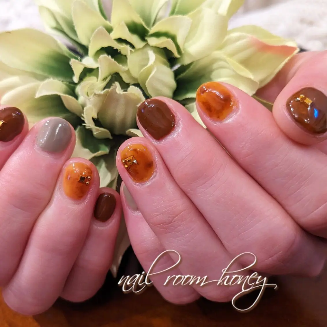 ネイル べっ甲ネイル ブラウン ニュアンスネイル ショートネイル スクエアネイル nail room  honeyのネイルデザイン