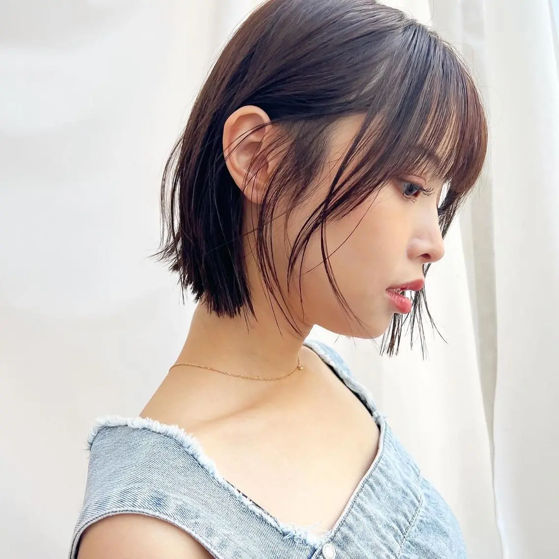 ショート カラー 切りっぱなしボブ 前下がりボブ ブリーチ グレージュ イルミナカラー カット ヘアカラー トリートメント レイヤー専門家 ダブルカラー修のヘアスタイル