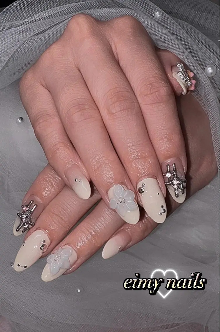 ネイル アートネイル フラワーネイル グラデーション キラキラネイル 夏ネイル ハンドネイル eimy nails♡のネイルデザイン