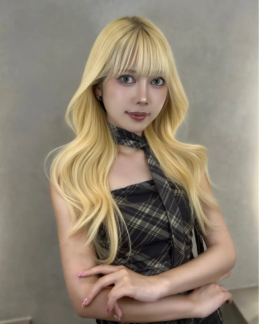 ロング ヘアカラー ハイトーン デザインカラーのヘアスタイル