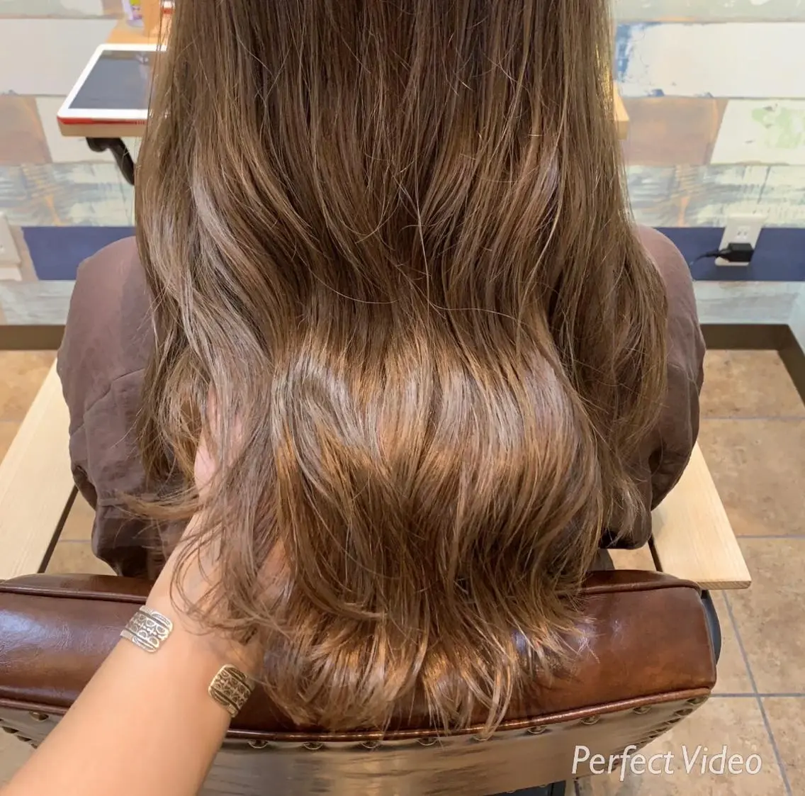 セミロング カラー ブリーチ ハイライトカラー ミルクティーラテ ハイライト ブリーチなし Wカラー🩷星野翔太のヘアスタイル