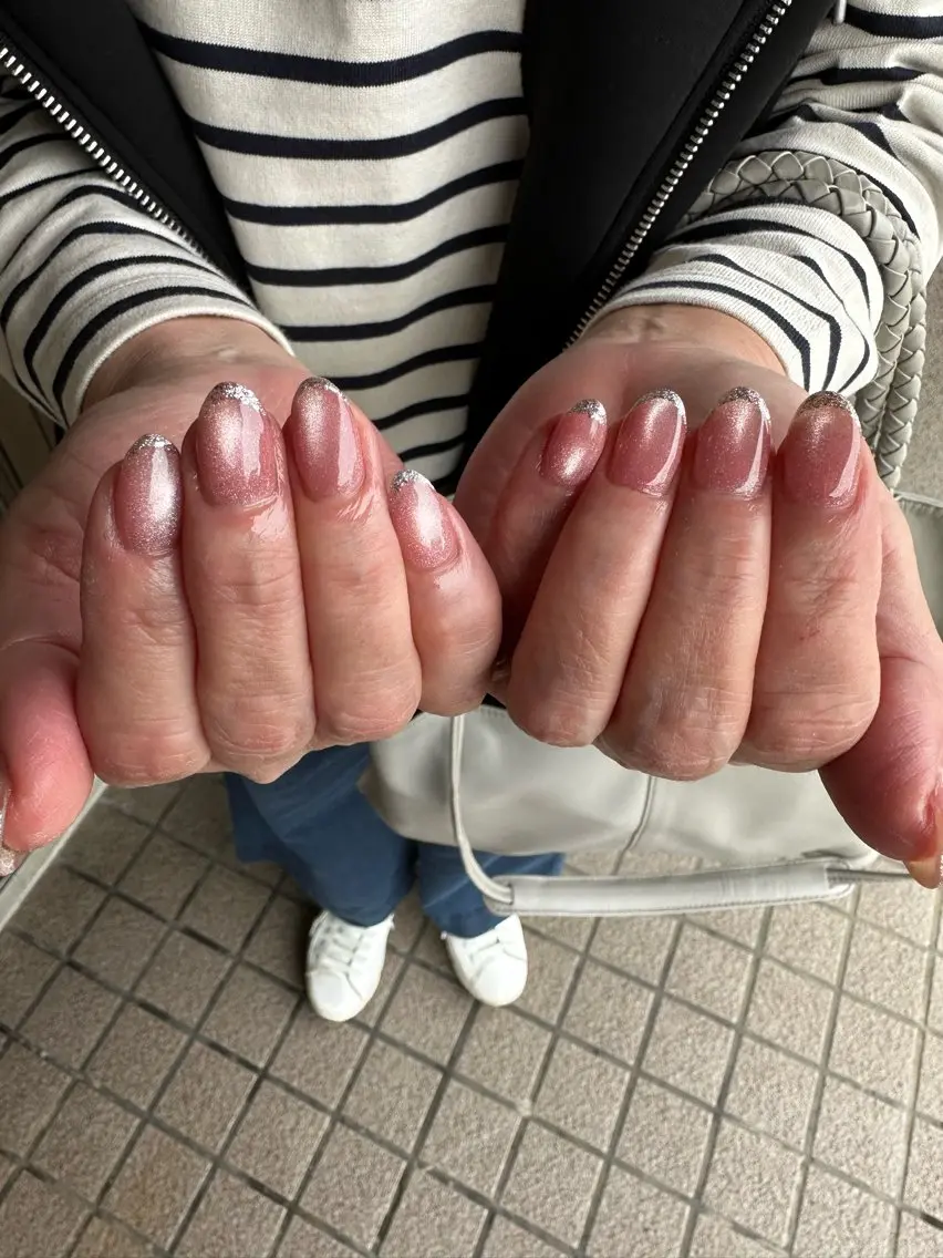 ネイル フラッシュネイル フラッシュマグ フレンチネイル ラメ(グリッター) ピンク ハンドネイル Sawa ︎︎𓂃⟡.·のネイルデザイン