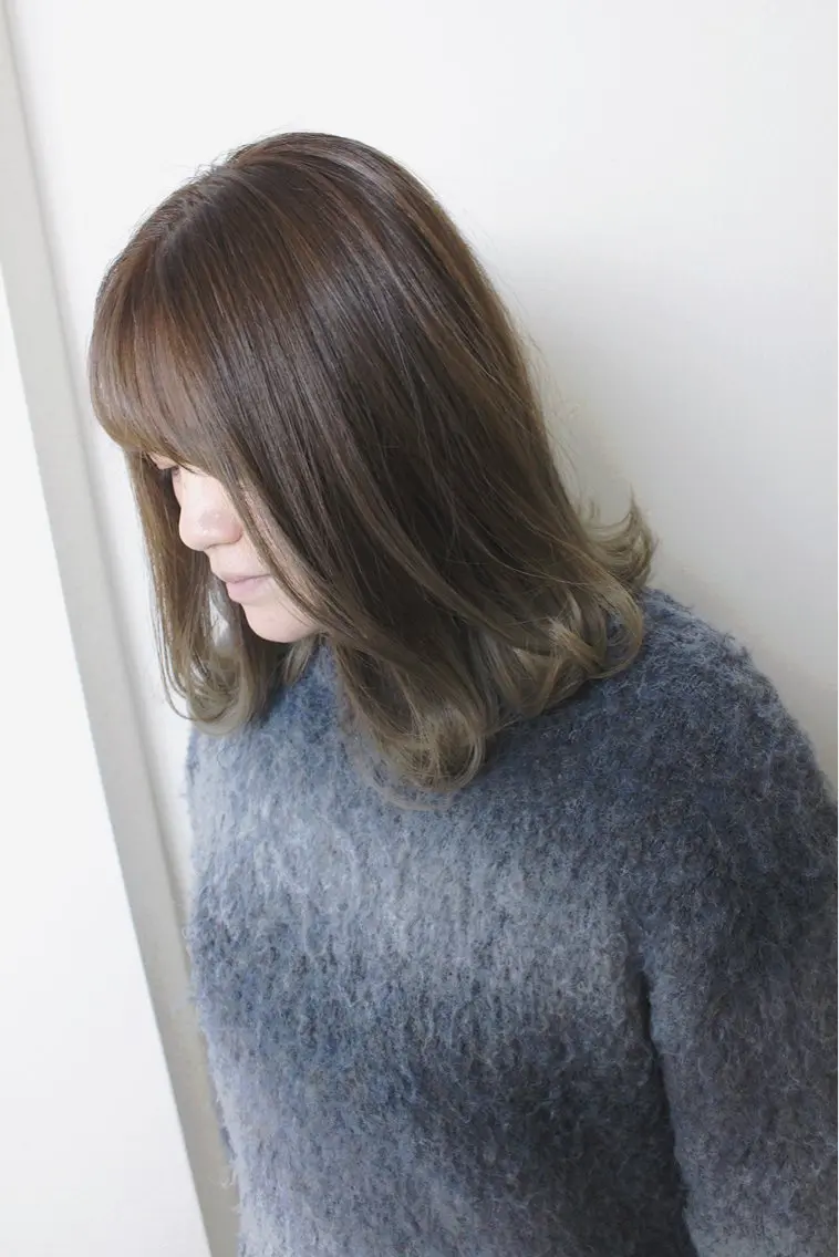 ミディアム カラー ベージュカラー ブリーチ グラデーションカラー カット ヘアカラー 土居 正季のヘアスタイル