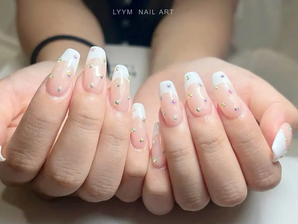 ネイル フレンチネイル キラキラネイル 韓国ネイル シンプルネイル ホワイト LYYM Salonのネイルデザイン