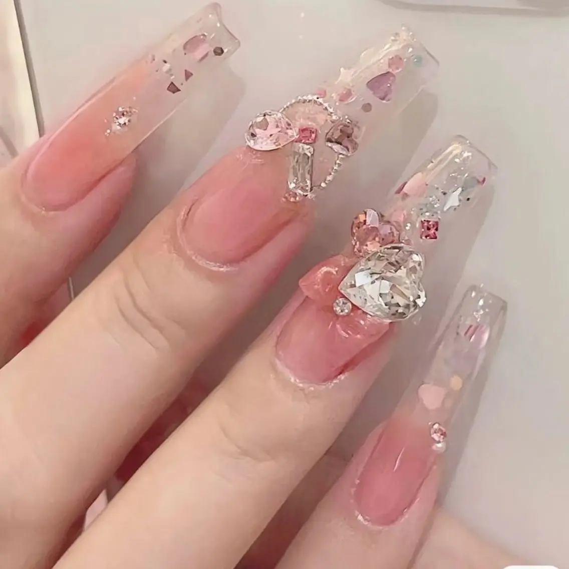 ネイル ジェルネイル ハート キラキラネイル 韓国ネイル ロングネイル ハンドネイル Blingg NailStudioのネイルデザイン