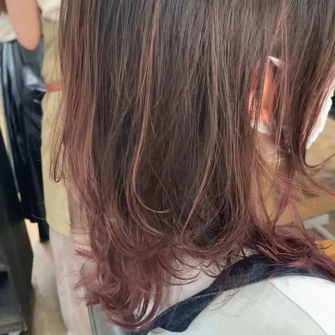 セミロング カラー パーマ ヘアアレンジ メンズ キッズ ネイル マツエク・マツパ レイヤーカット／ 巻ける縮毛矯正のヘアスタイル