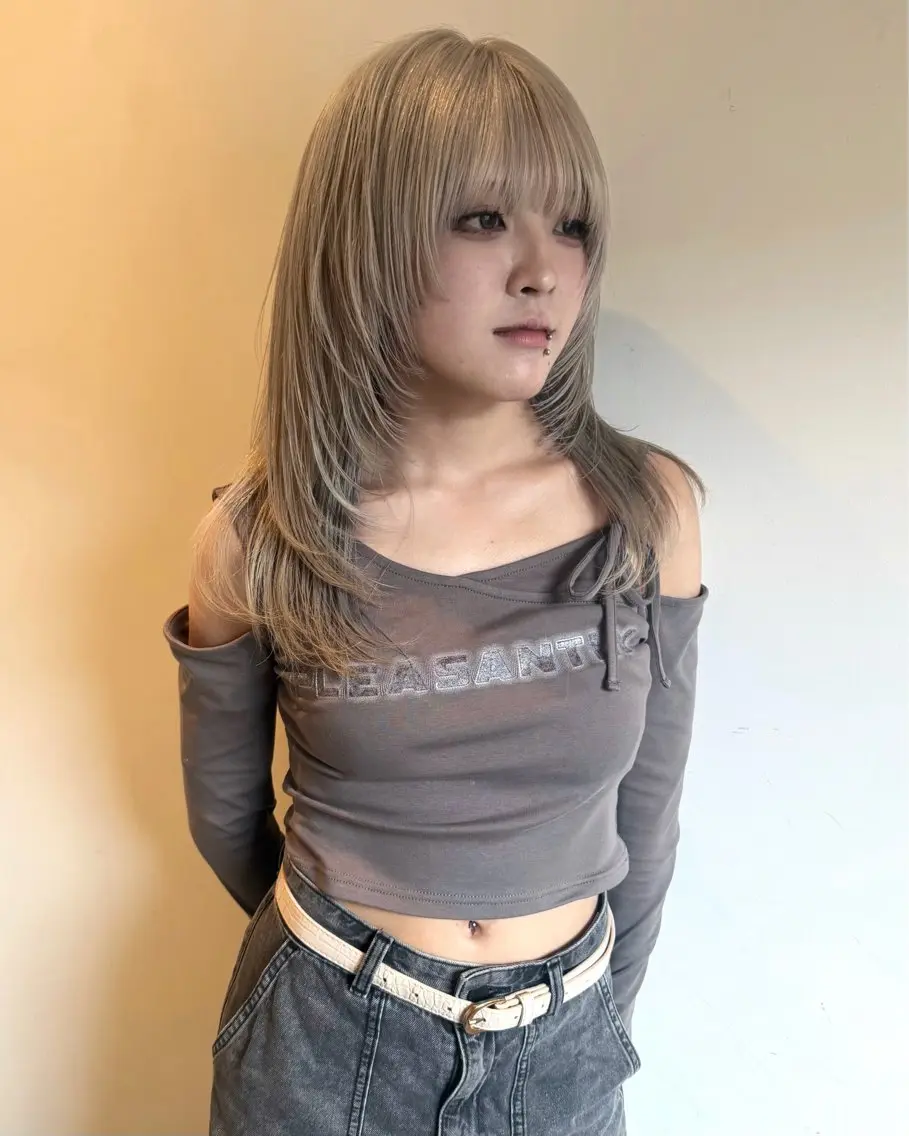 セミロング カラー 黒髪 ブリーチ ハッシュカット レイヤーカット カット ヘアカラー トリートメント RAIMA ケアハイトーンのヘアスタイル