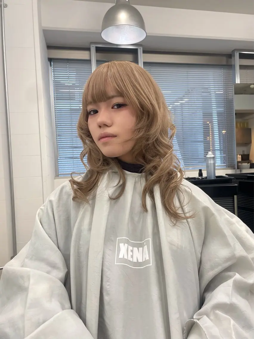 ミディアム 顔周りカット ハイレイヤー レイヤーカット ヘアカラー XENA 渋谷店のヘアスタイル