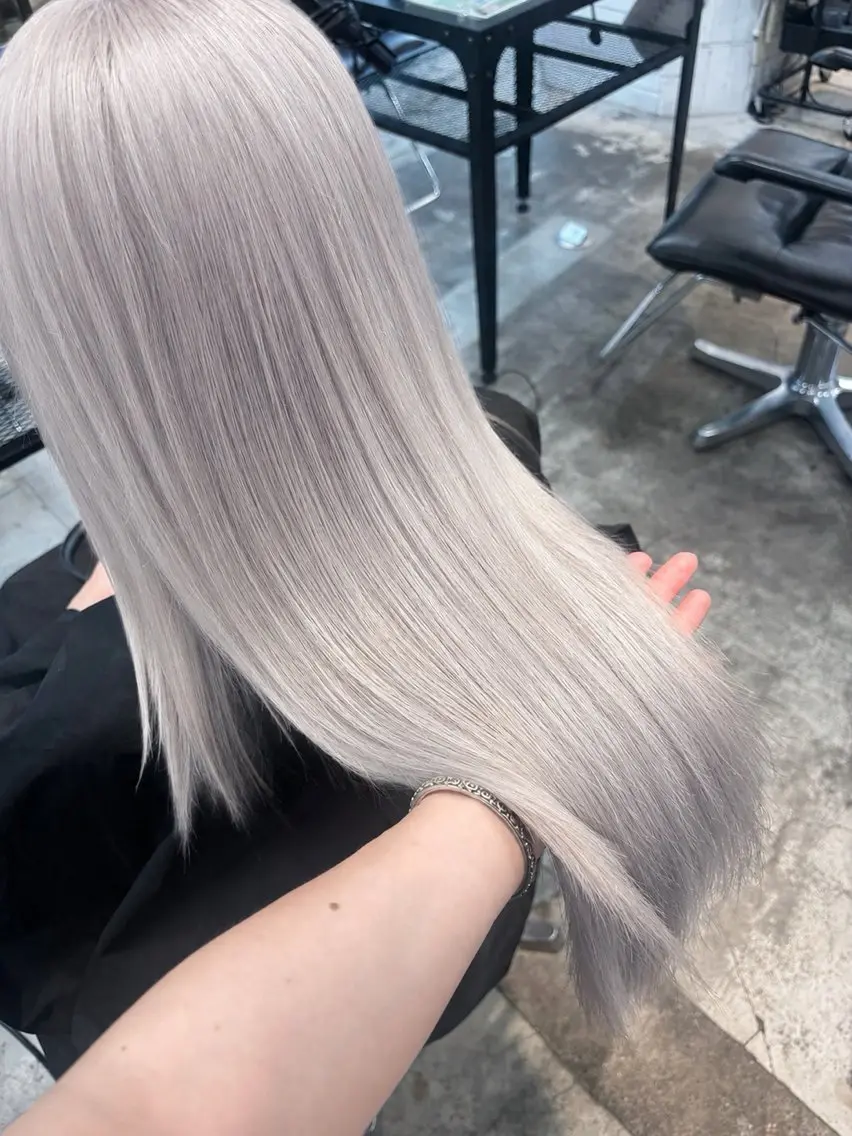 ロング カラー ヘアアレンジ ベージュカラー グレージュ シルバー ホワイトベージュ ホワイトシルバー ヘアカラー トリートメント 🎨ハイトーン/ 切りっぱなし みつきのヘアスタイル