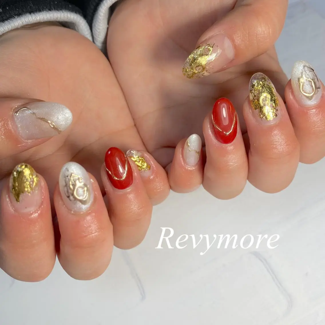 ショート ネイル 成人式 ジェルネイル ニュアンスネイル オフィスネイル 赤色 nail salon Revymoreのネイルデザイン