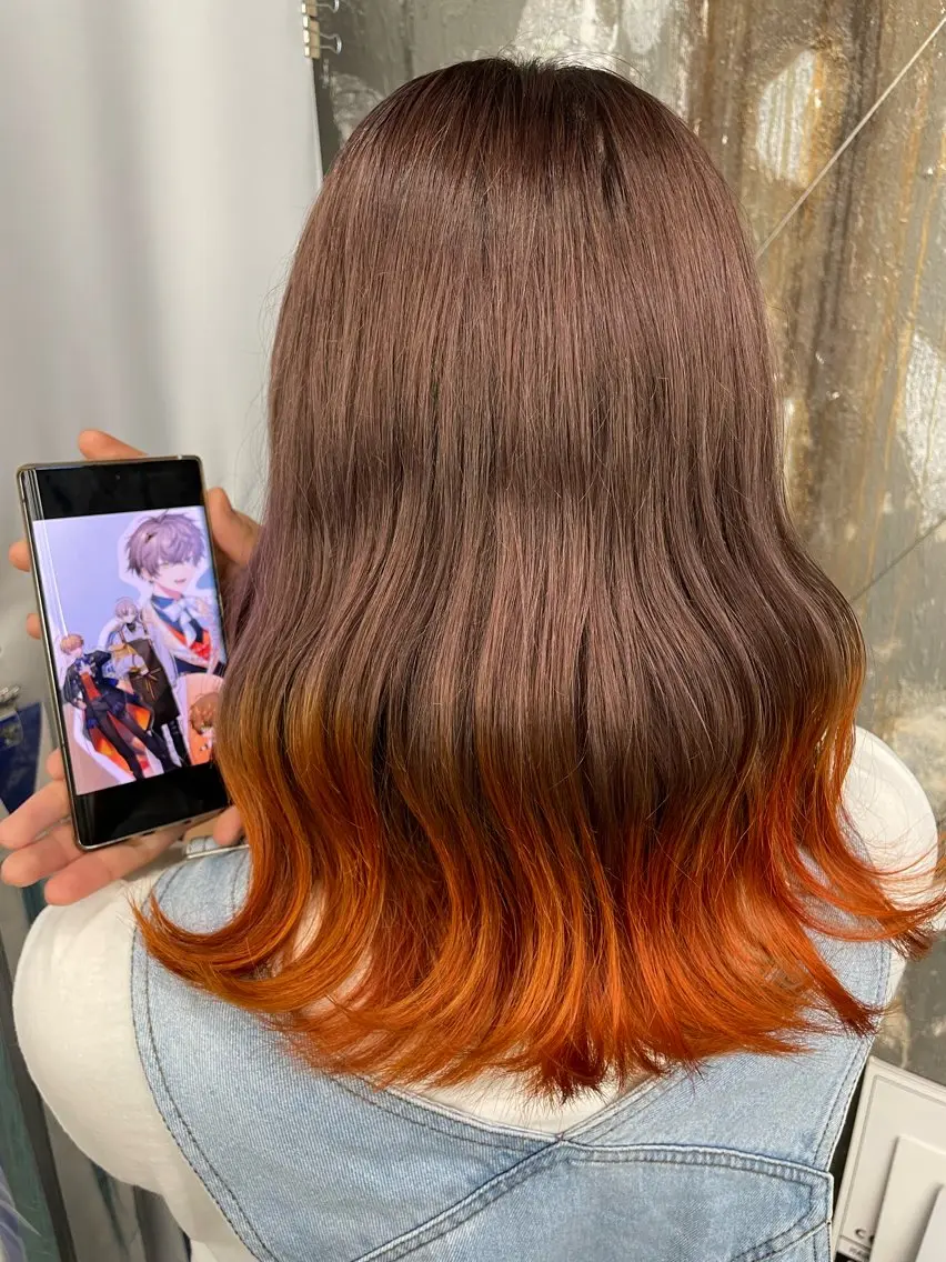 セミロング カラー ブラウンカラー グラデーションカラー オレンジ オレンジブラウン ヘアカラー インナーカラー 推し ブリーチ  髪質改善のヘアスタイル