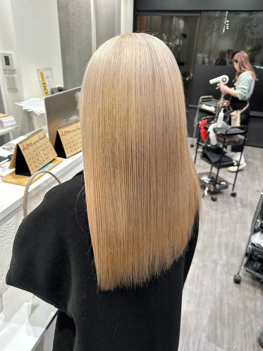 セミロング カラー ベージュカラー ホワイトベージュ 艶髪レイヤー上田 紗也🇰🇷💗のヘアスタイル