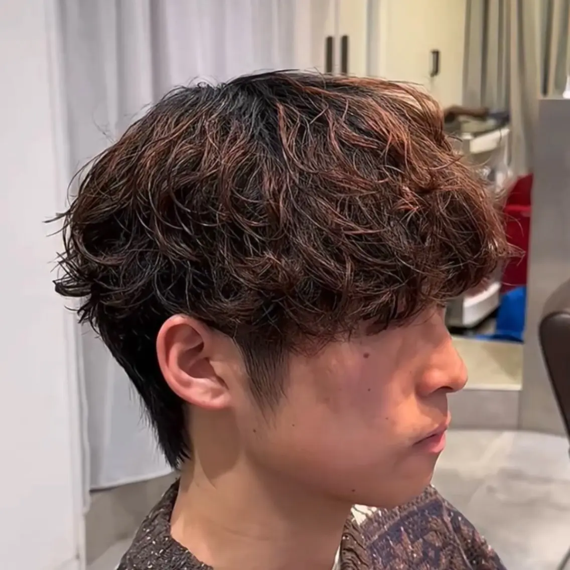 ミディアム ミディアムパーマ カット ヘアカラー 港南台短髪特化 フェザーパーマのヘアスタイル