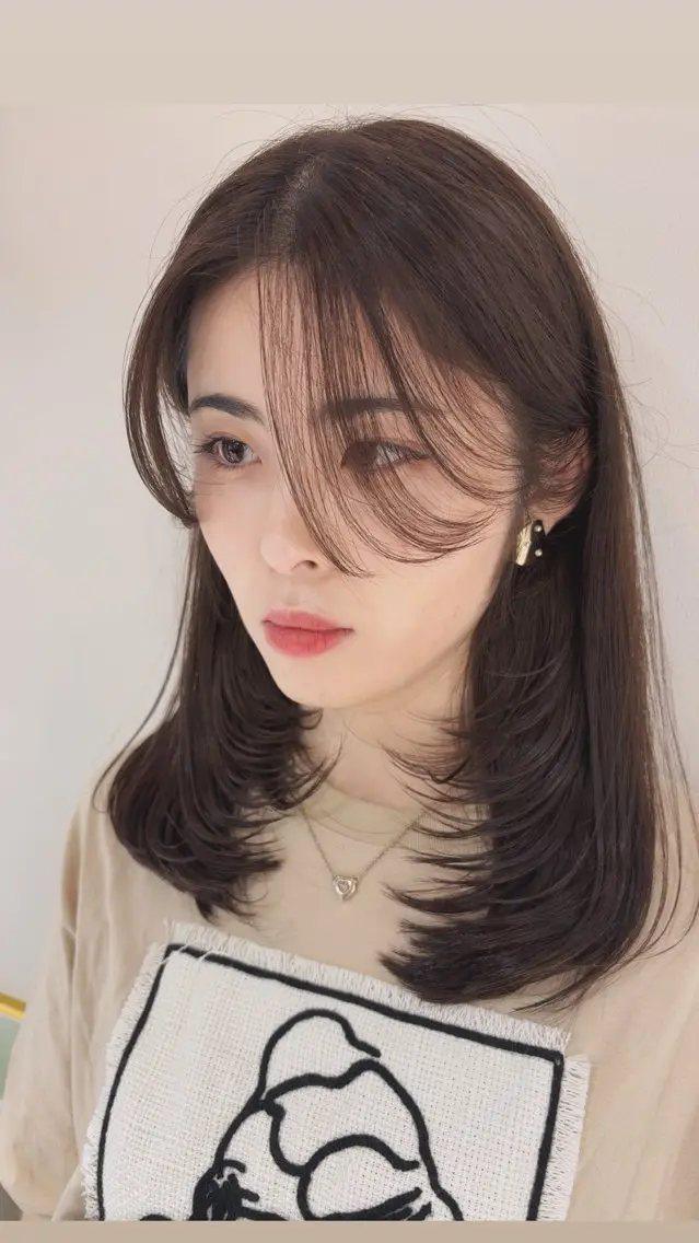 ミディアム カラー ヘアアレンジ ブリーチ 透明感カラー ブリーチなしカラー くびれヘア 顔まわりレイヤー カット ヘアカラー トリートメント ヘッドスパ ヘアセット 2ヶ月も綺麗に /星野六三四のヘアスタイル