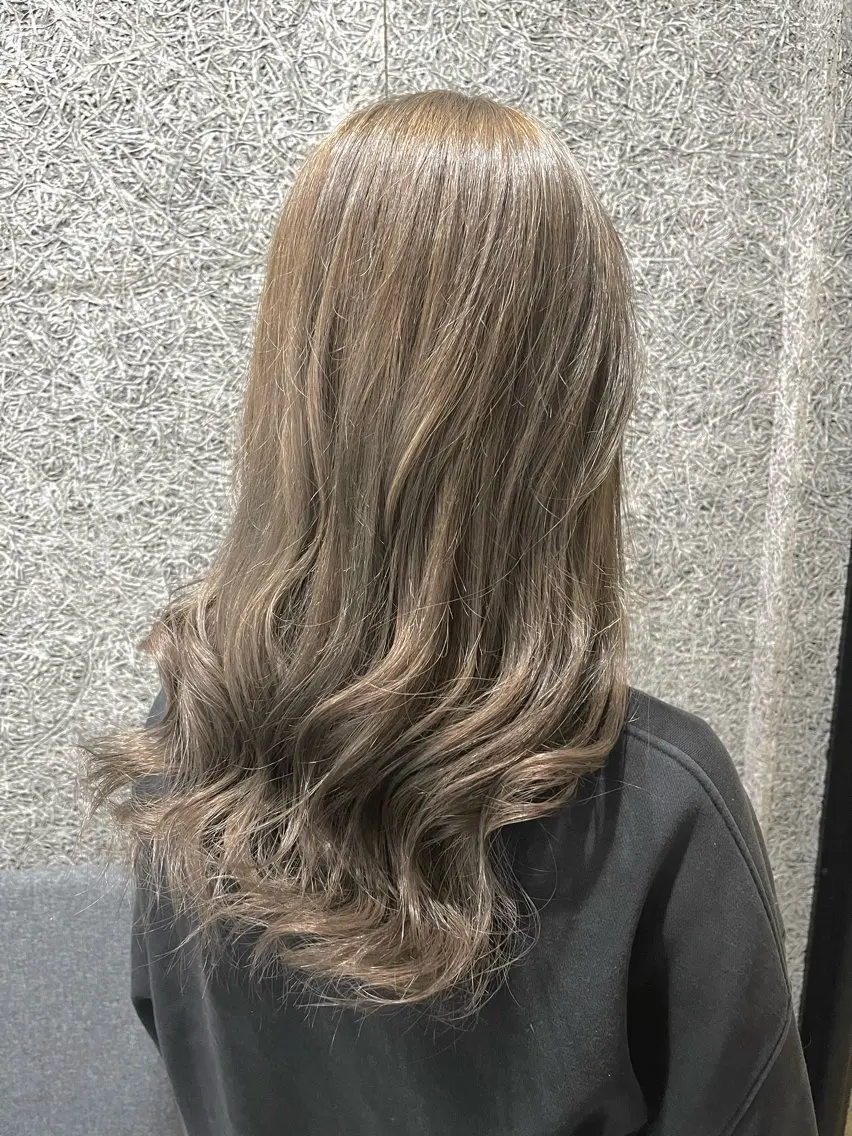 ロング カラー ベージュカラー ブリーチ オリーブベージュ カット ヘアカラー ⭐️ airi⭐️のヘアスタイル