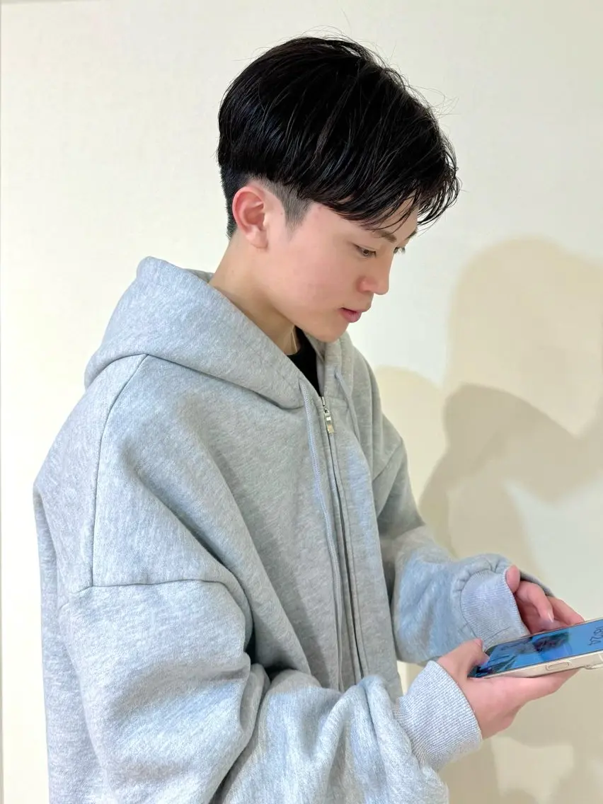 ショート メンズ センターパート メンズ韓国風 マッシュ メンズパーマ プードルパーマ ヤマグチ リョウのヘアスタイル