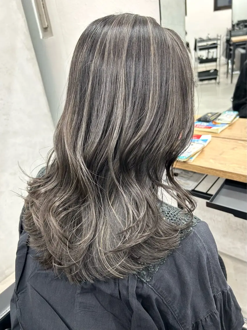 セミロング カラー ブリーチ ハイライトカラー ハイライト トリートメント RYOSUKE ハイトーンのヘアスタイル