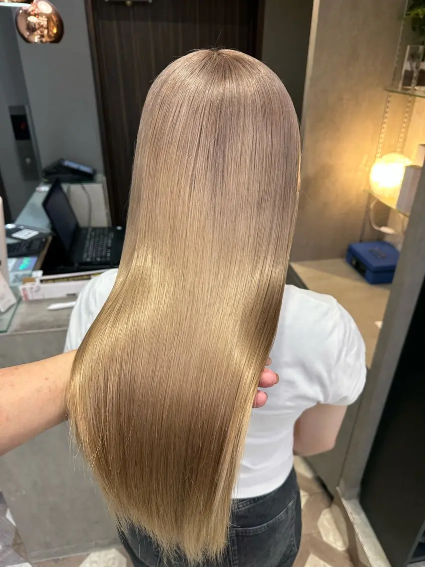 セミロング カラー ベージュカラー ブリーチ ボルドーカラー ケアブリーチ ダブルカラー ヘアカラー 天神暖色カラー レイヤー・髪質改善のヘアスタイル