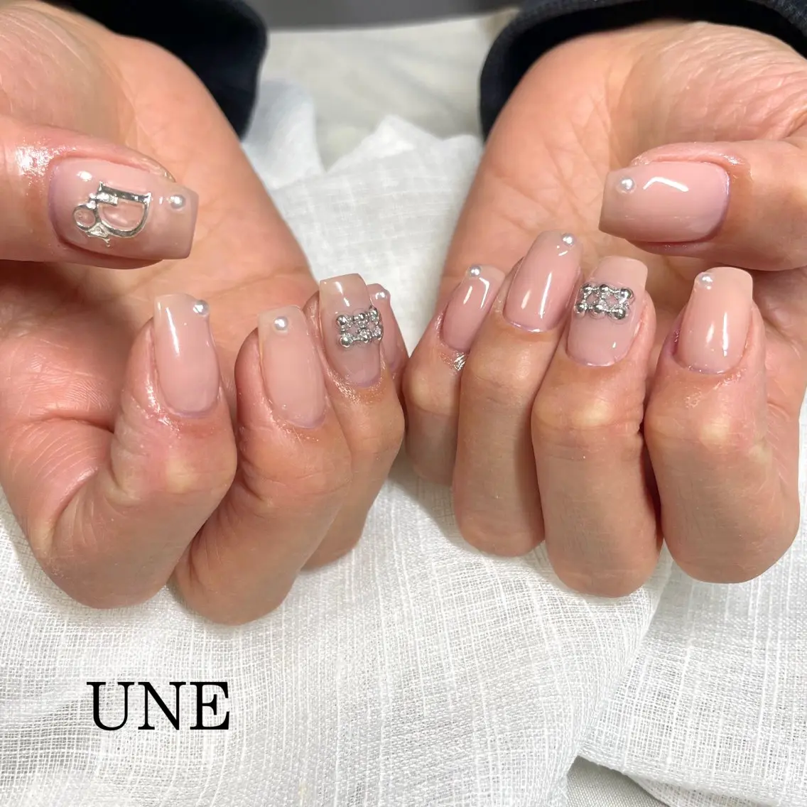 ネイル ピンク ピンクベージュ シルバー シンプルネイル UNE.【ユヌ】 Jr.NANAのネイルデザイン