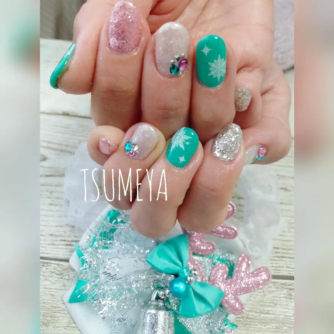 ネイル グリーン おそろいネイル 冬ネイル クリスマス ハンドネイル _TSUMEYA _のネイルデザイン