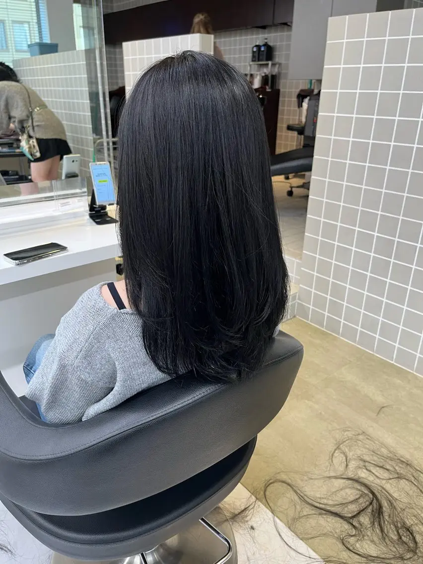 セミロング 寒色/ベージュヘア ブリーチありMiOのヘアスタイル