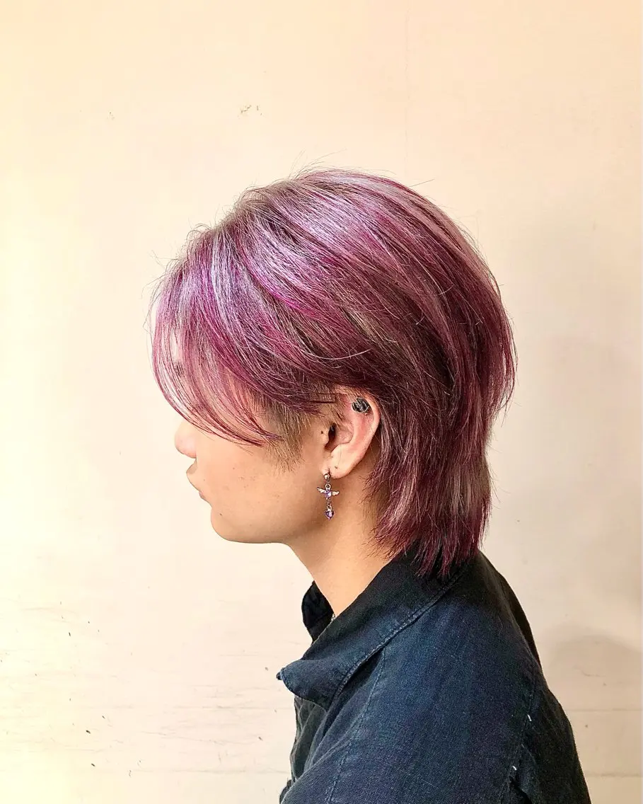 カラー メンズ センターパート メンズハイライト メンズウルフカット ハイライトカラー ピンクカラー ショート、韓国メンズ ヘアのかつらぎのヘアスタイル