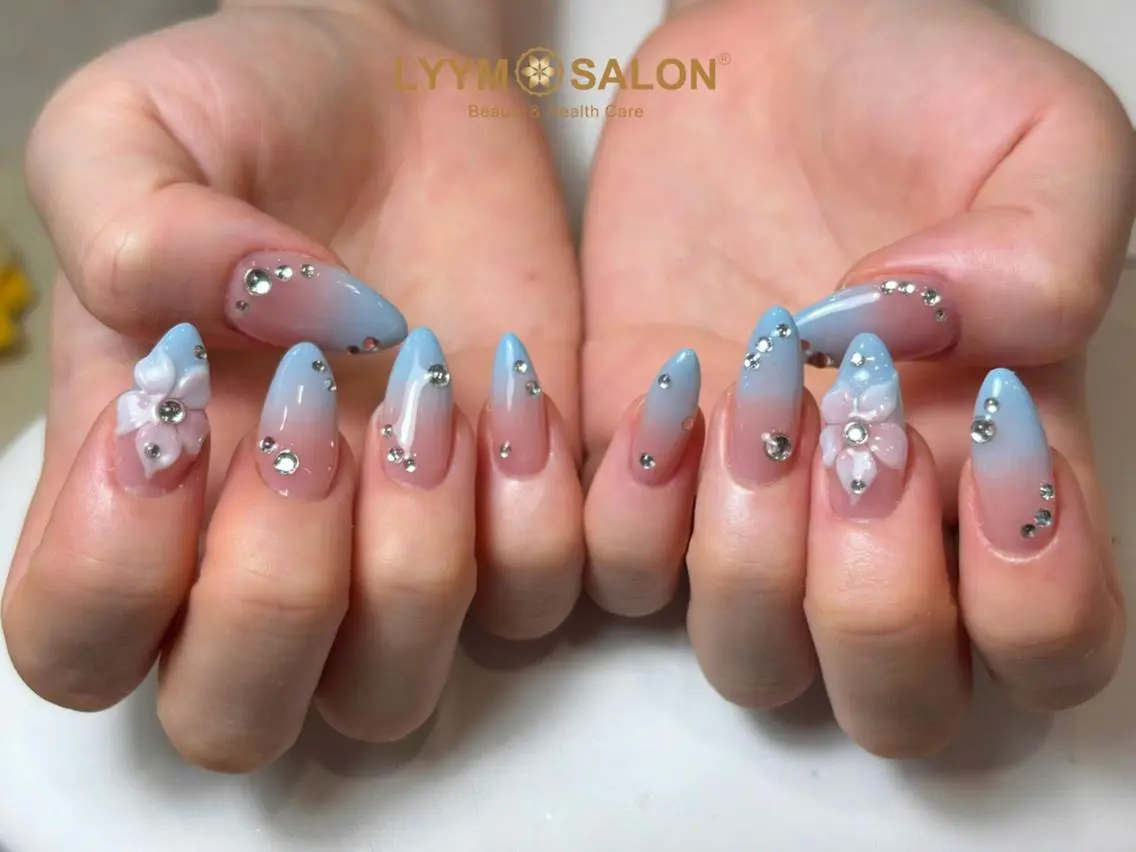 ネイル ブルー フラワーネイル グラデーション キラキラネイル 韓国ネイル ハンドネイル LYYM Salonのネイルデザイン