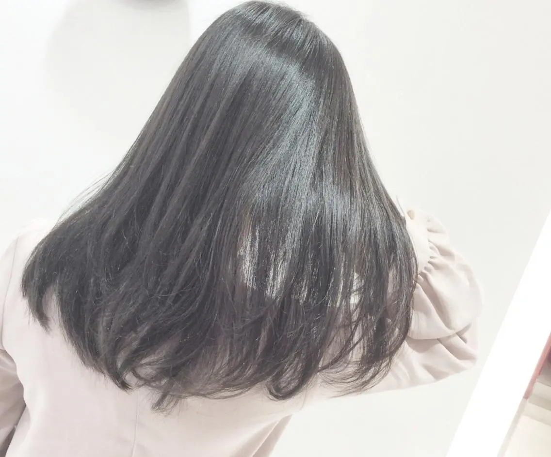 ロング カラー アッシュ ブリーチ グレージュ ブリーチなしカラー オリーブアッシュ 大場 友稀のヘアスタイル