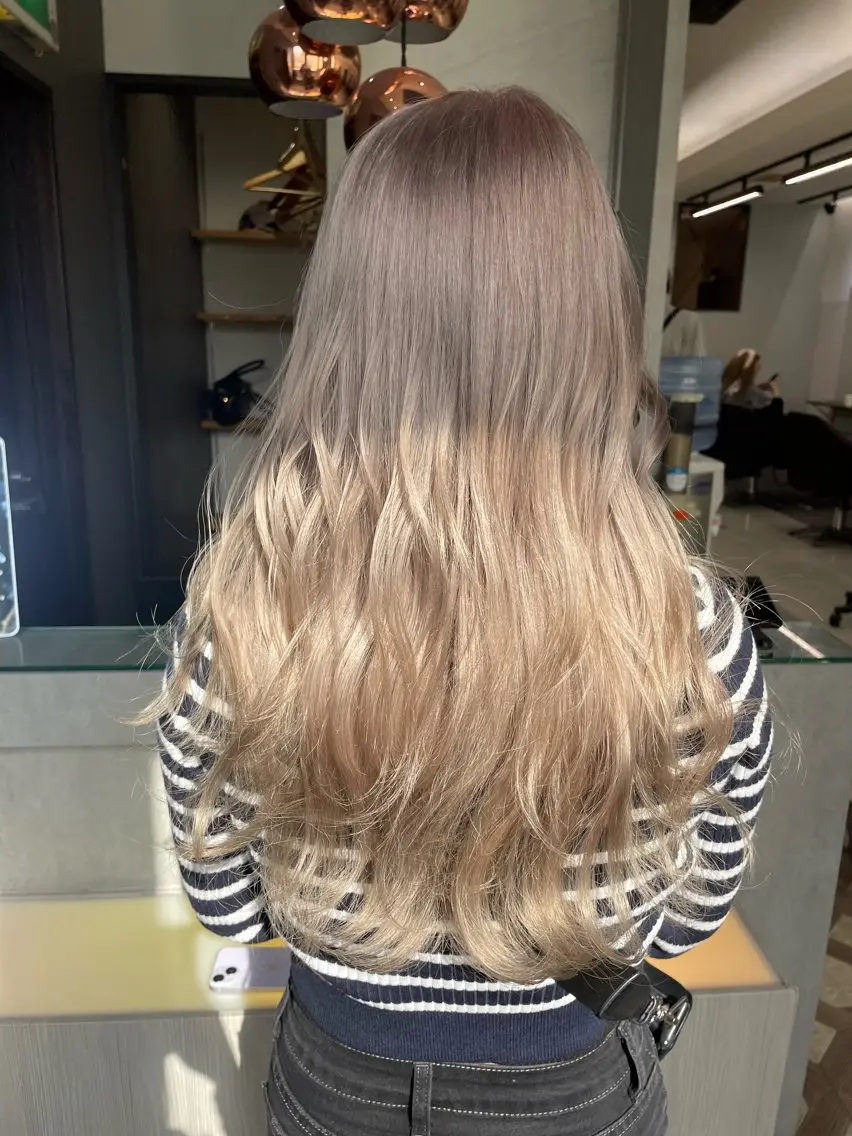 ロング カラー ベージュカラー ミルクティーベージュ ホワイトミルクティーベージュ AIRI layer cut hairのヘアスタイル
